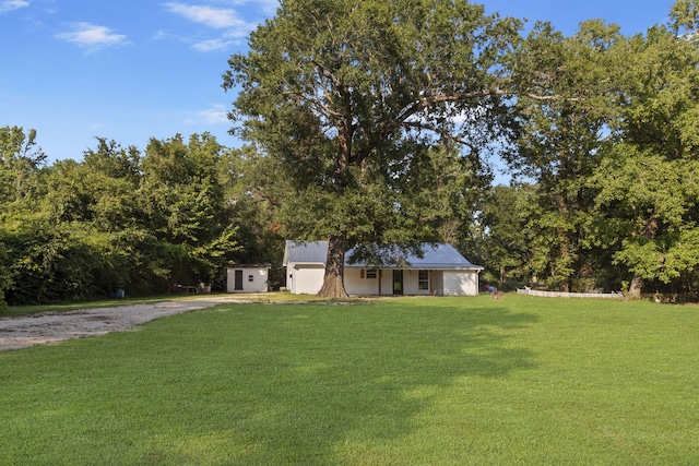 view of front of property featuring a front lawn