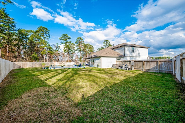 view of yard with a pool