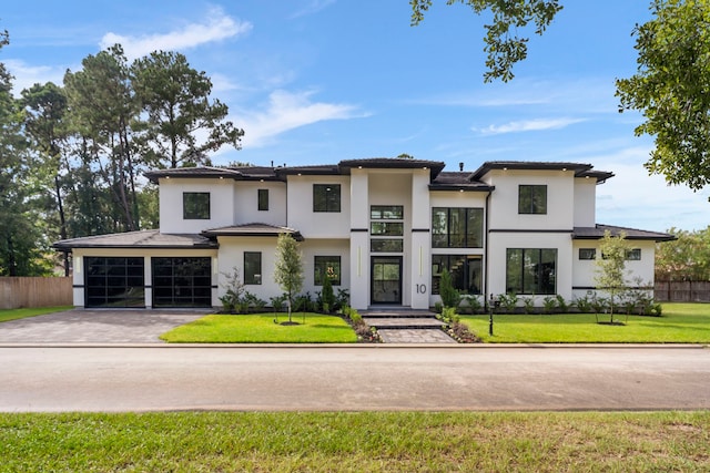 view of front of home featuring a front yard