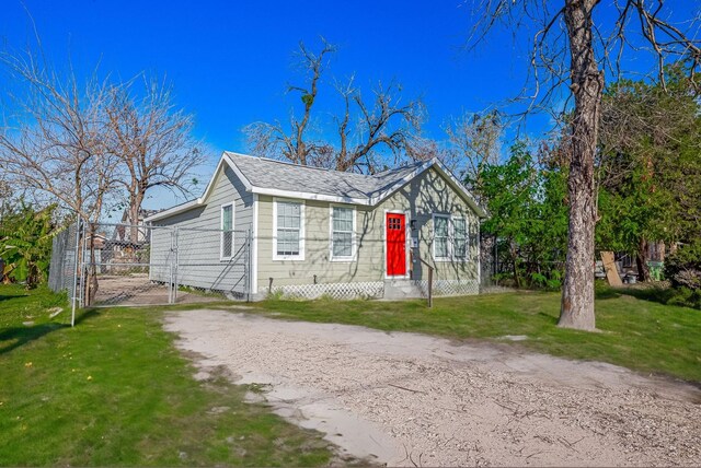 view of front facade with a front yard