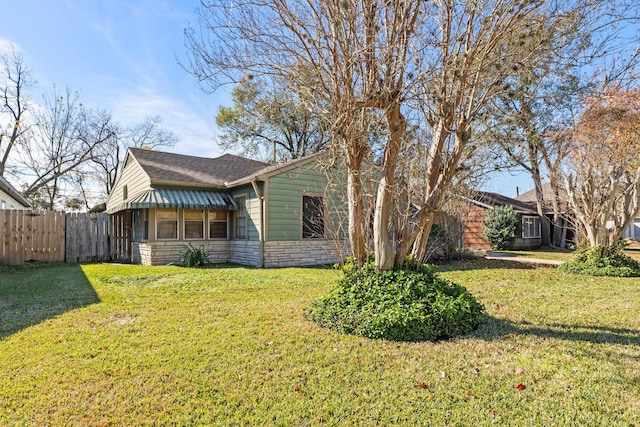 view of front facade featuring a front yard