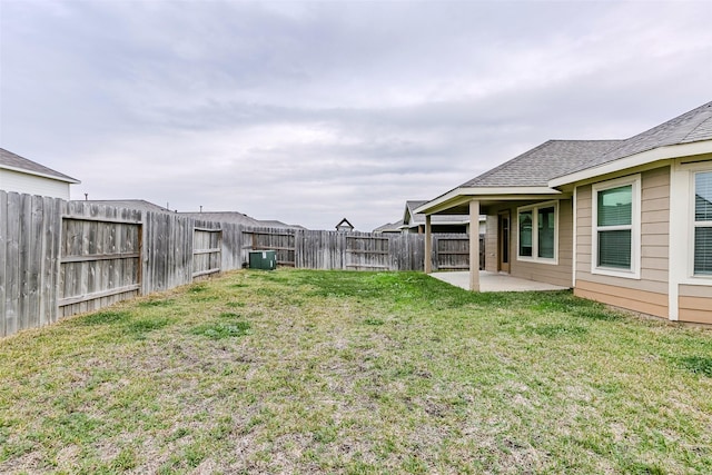 view of yard featuring a patio