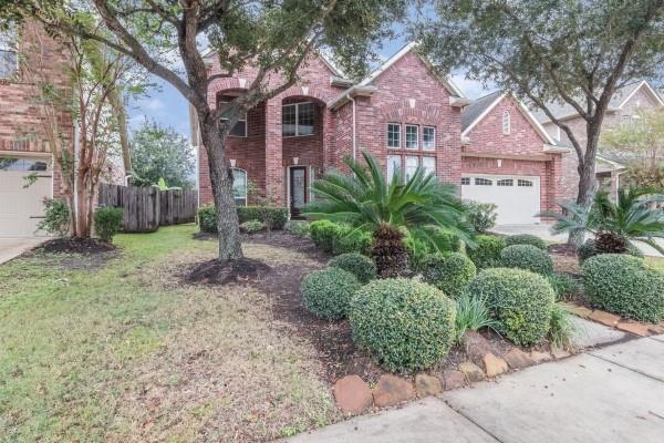 view of front property featuring a garage