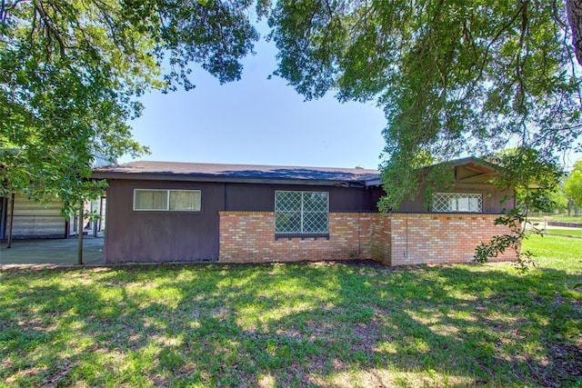 view of front of property featuring a front yard