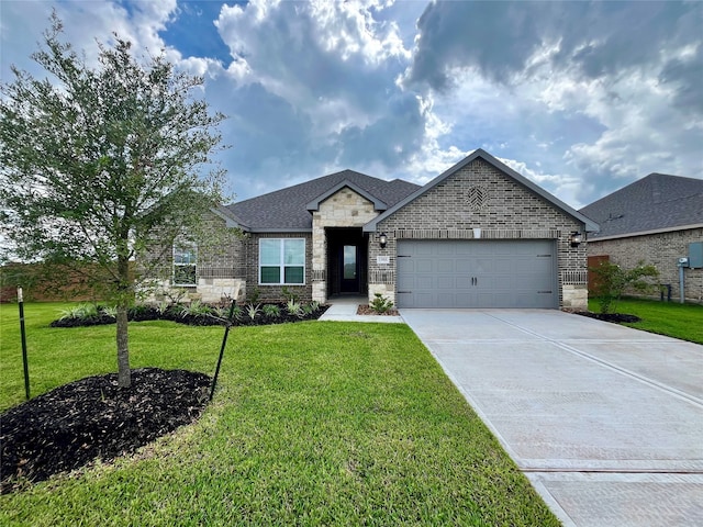 view of front of home featuring a front yard and a garage