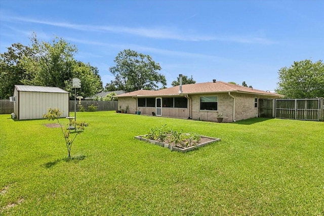 view of yard featuring a shed