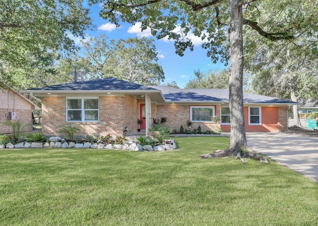 single story home with a front yard