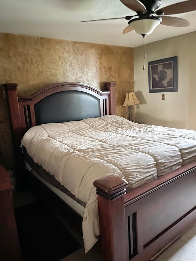 bedroom with ceiling fan