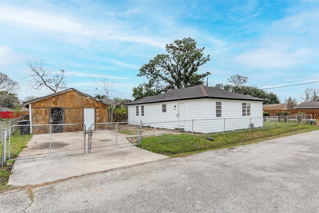 view of side of property featuring a lawn