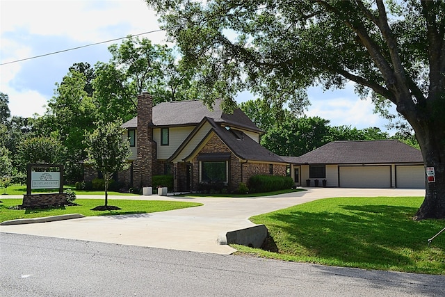 view of front of home featuring a front yard