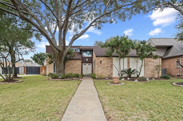 view of front of house featuring a front yard