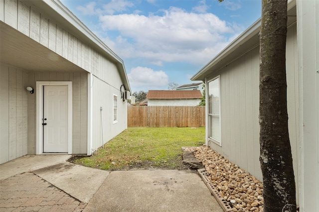 view of yard featuring a patio area