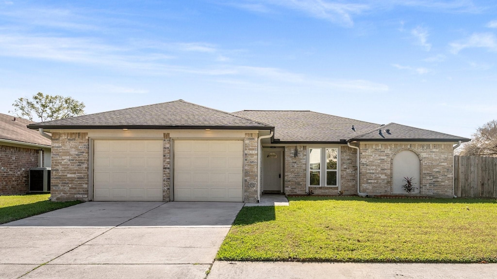 view of front of house featuring a front lawn and a garage