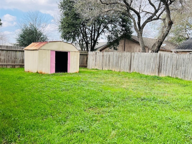 view of yard with a storage unit