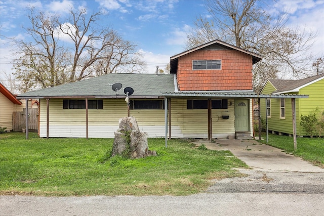 view of front of house with a front lawn