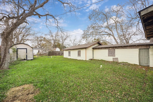 view of yard featuring a shed