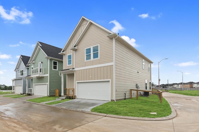 view of front facade featuring a front yard, a garage, and central AC unit