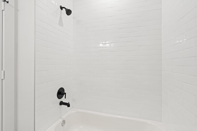 bathroom with tiled shower / bath