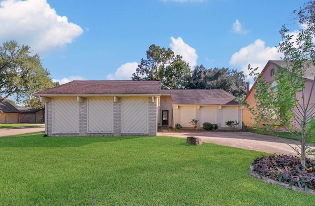 ranch-style house featuring a front yard