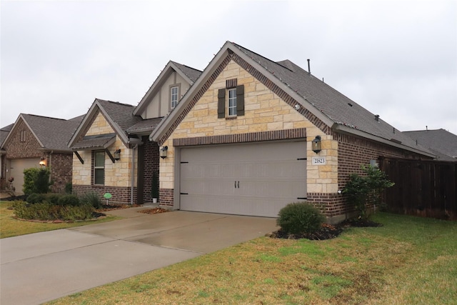 view of front facade featuring a front yard