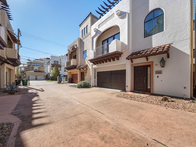 view of front facade featuring a garage