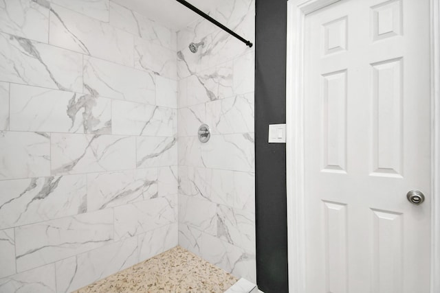 bathroom featuring a tile shower