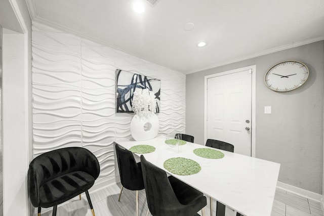 dining area with ornamental molding