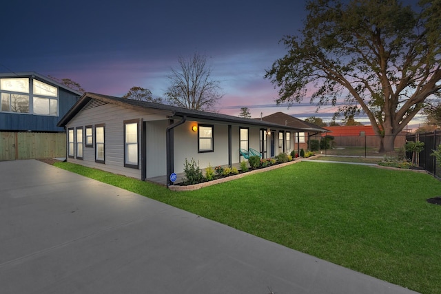 view of front of house featuring a lawn