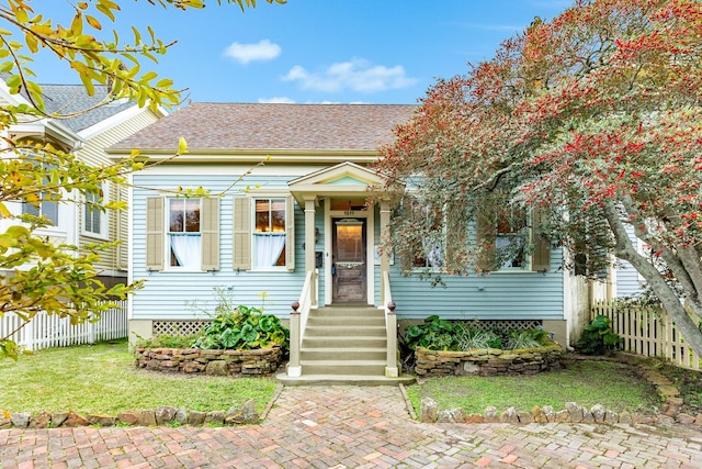 view of front of property featuring a front lawn