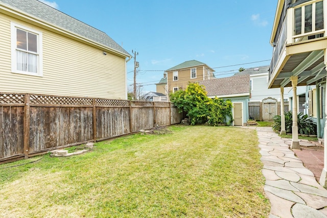 view of yard featuring a storage shed