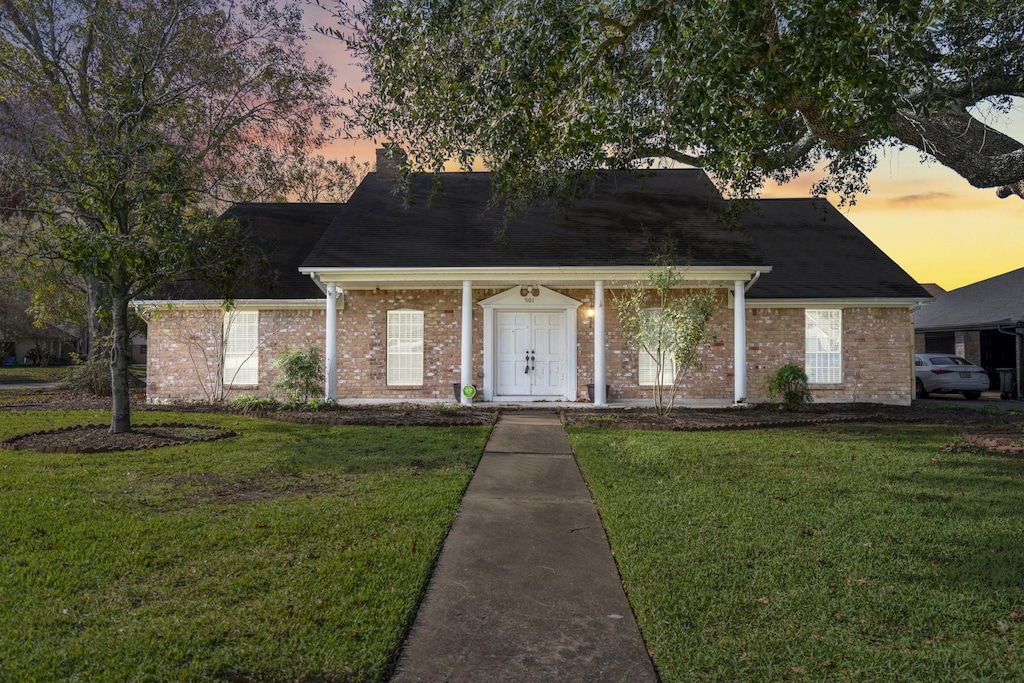 view of front of property with a yard