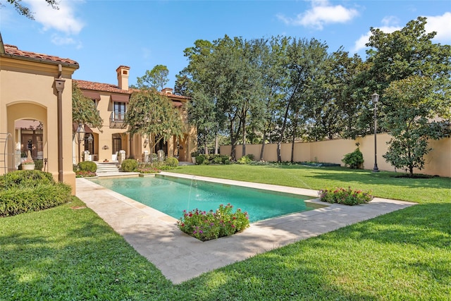 view of swimming pool featuring a lawn