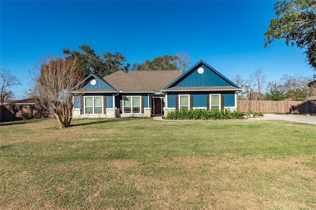 view of front of property with a front yard