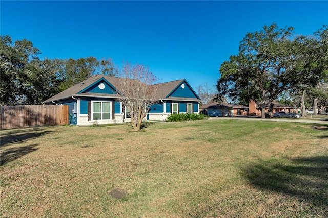 view of front of home featuring a front yard