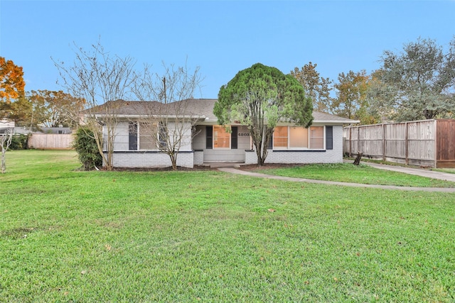 single story home with a front yard