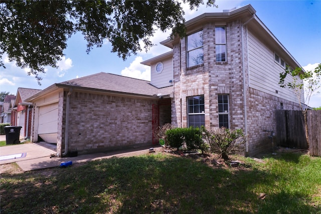 view of front of property featuring a front lawn and a garage