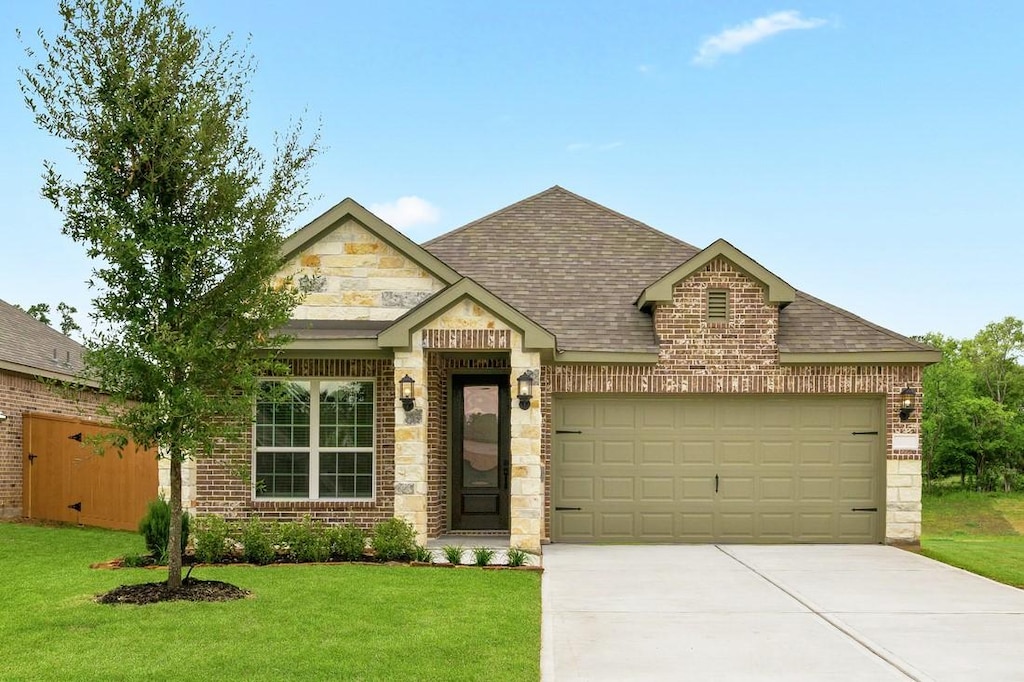 view of front facade featuring a front yard and a garage