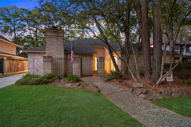 view of front facade featuring a lawn