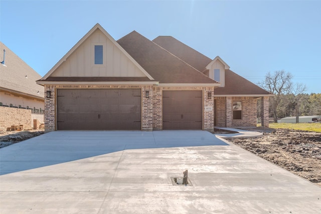 view of front facade featuring a garage