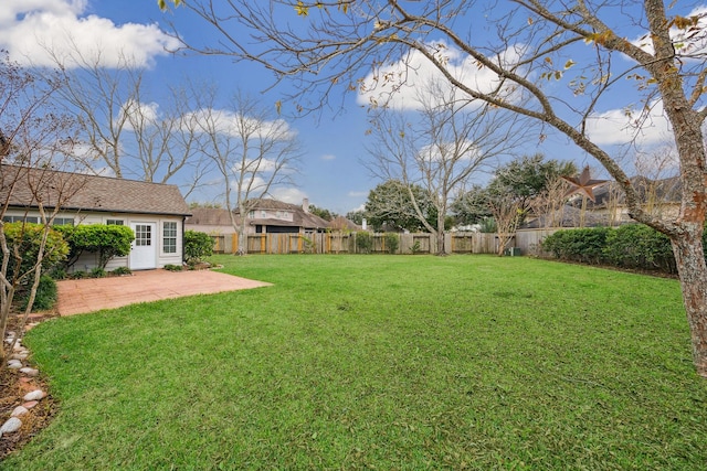 view of yard featuring a patio