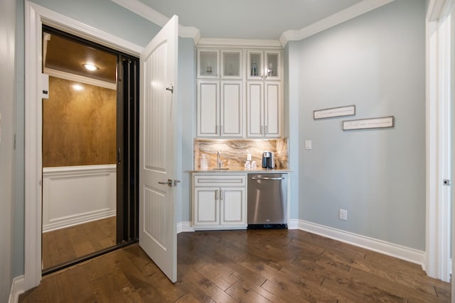 bar featuring dark wood-style flooring, wainscoting, a sink, crown molding, and tasteful backsplash