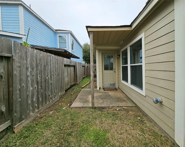 view of yard featuring a patio