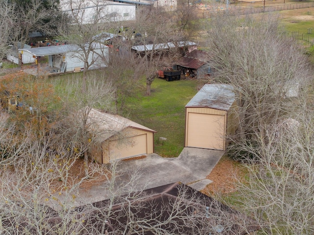 view of yard featuring a garage and an outdoor structure