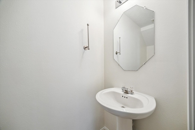 bathroom featuring sink