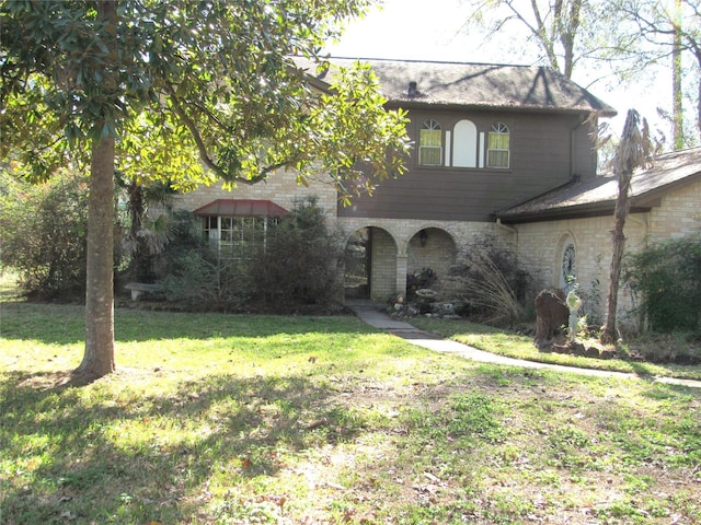 view of front of home featuring a front yard