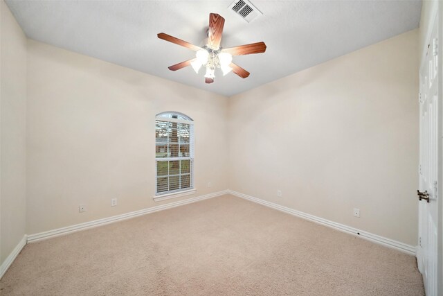 unfurnished room with light carpet and ceiling fan