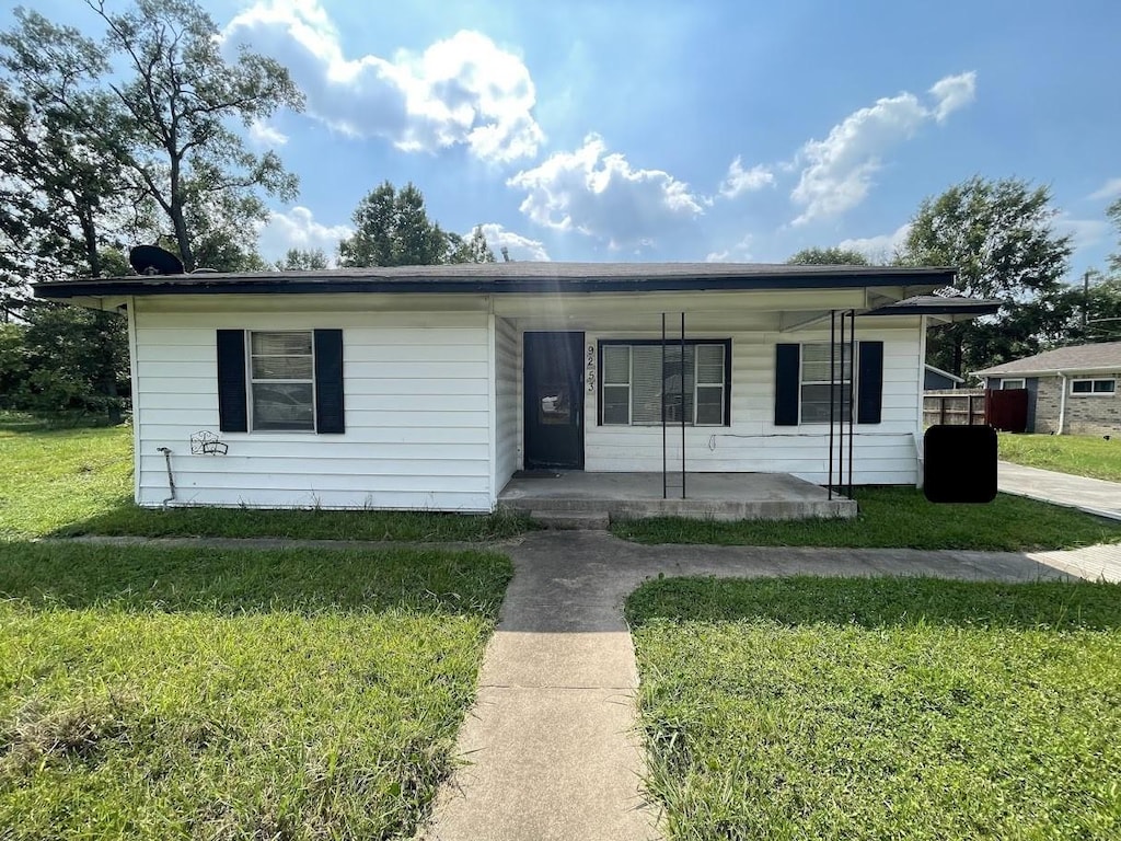 view of front of home featuring a porch and a front lawn