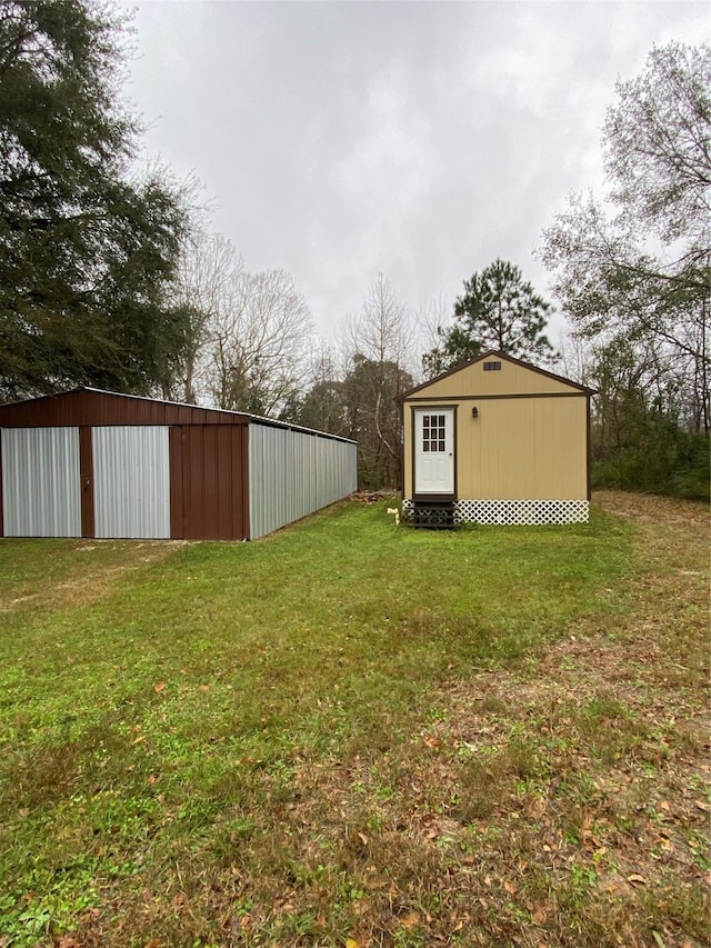 view of yard with an outbuilding