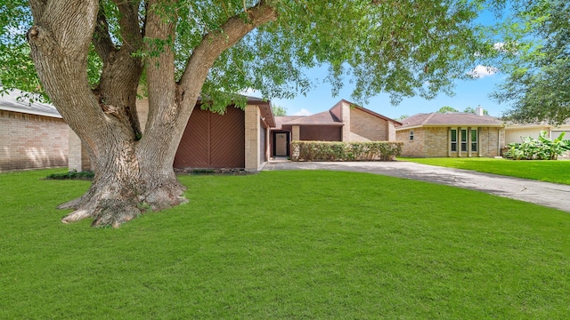 view of front of property featuring a front yard