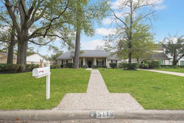 view of front of house featuring a front lawn